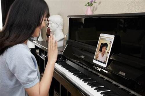 为什么熊猫钢琴陪练广受琴童家长青睐?专业、